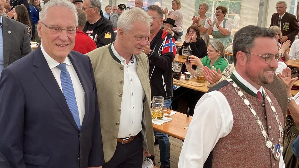 Der baerische Innenminister (l.) bei seinem Einzug ins Hunderdorfer Festzelt.