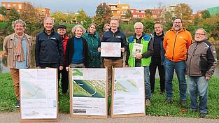 Sie wollen die Holzgartenbrücke: (vorne, von links) Alois Zorzi (Kulturverein), Klaus Wörle (Adfc), Helene Sigloch, Benedikt Benz (Adfc), Wolfgang Bogie (Vcd), Oliver Groth (Grünen-Kreisvorsitzender), Winfried Heidrich (Adfc) und Klaus Hofmann (Anwohner aus Weichs).