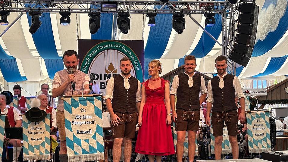 B&uuml;rgermeister Markus Hofmann, Pfingstbr&auml;utigam Benedikt Aschenbrenner, Pfingstbraut Romy Weindl und die Brautf&uuml;hrer&nbsp;Andreas Zimmerer und Maximilian Steidl auf der B&uuml;hne