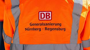 Länger, aber voraussichtlich günstiger: die Sperrung und Sanierung der Bahnstrecke Nürnberg-Regensburg. (Archivbild) Länger, aber voraussichtlich günstiger: die Sperrung und Sanierung der Bahnstrecke Nürnberg-Regensburg. (Archivbild)