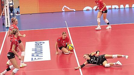 Vergeblich gestreckt: Raben-Libera Emely Brodowski (schwarzes Leiberl) und Co. mussten sich bei Aufsteiger Stralsund beugen und fielen im Tableau der 2. Liga Pro vom ersten auf den dritten Rang zur&uuml;ck.