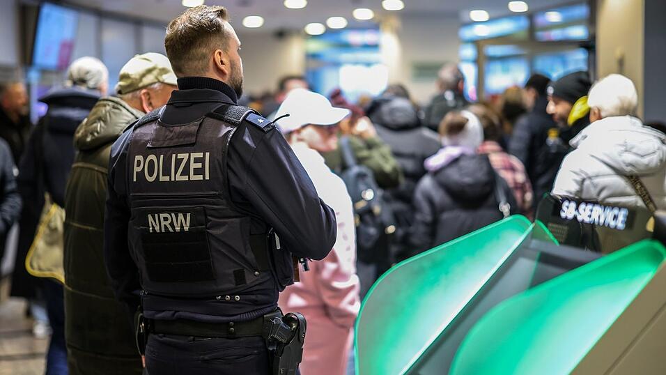 Polizeibeamte r&auml;umen den Vorraum der Sparkasse in Buer.