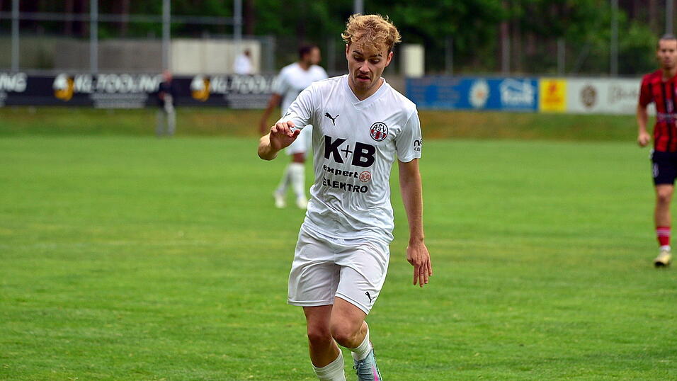 Felix Voigt traf für den ASV vom Punkt zum 1:2-Anschlusstreffer. Für einen Punkt reichte das am Ende im Topspiel nicht. Felix Voigt traf für den ASV vom Punkt zum 1:2-Anschlusstreffer. Für einen Punkt reichte das am Ende im Topspiel nicht.