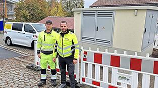 Begleiten die Netzbaumaßnahme in Rimbach: Cornelius Wühr (l.) vom Bayernwerk Netz-Kundencenter in Regen und Tom Meindl von der Partnerfirma Elektro Brandl. Foto: Bayernwerk Begleiten die Netzbaumaßnahme in Rimbach: Cornelius Wühr (l.) vom Bayernwerk Netz-Kundencenter in Regen und Tom Meindl von der Partnerfirma Elektro Brandl. Foto: Bayernwerk