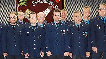 Die neugew&auml;hlte Vorstandschaft der FFW Geltolfing mit B&uuml;rgermeister Adalbert H&ouml;sl (rechts), den Vorst&auml;nden Josef Ernst (links) und Manfred Engl (2. von rechts) sowie Kassier Roland Lang (6. von rechts)