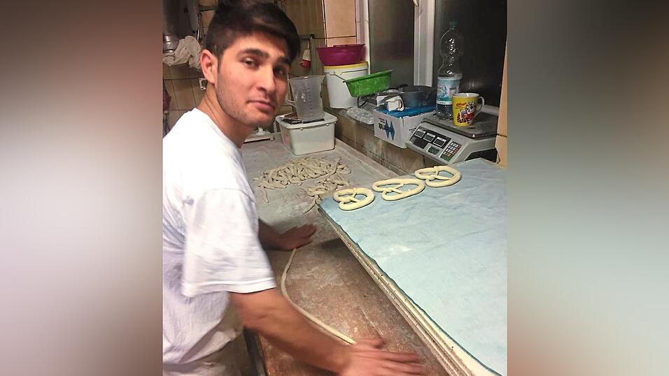 Sasan in der Backstube. Am liebsten dreht er Brezen. Sasan in der Backstube. Am liebsten dreht er Brezen.