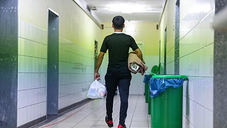 Bislang gab es keine Kommunikation zwischen den EU-Mitgliedsstaaten über abgelehnte Asylbewerber. Es war Flüchtenden möglich, sich so lange von einem Staat zum anderen zu bewegen, bis der Asylantrag positiv ausfällt.
