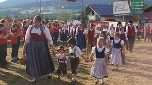 Ein lange Zugkette zog Richtung Festzelt. Ein lange Zugkette zog Richtung Festzelt.
