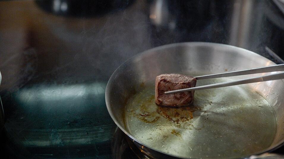 Lucki Maurer, Koch im Stoi in Rattenberg, empfiehlt Rehrücken mit Maronen-Mispel-Püree, Blaukraut-Gel, Blaukraut-Jus und Crumble. Lucki Maurer, Koch im Stoi in Rattenberg, empfiehlt Rehrücken mit Maronen-Mispel-Püree, Blaukraut-Gel, Blaukraut-Jus und Crumble.