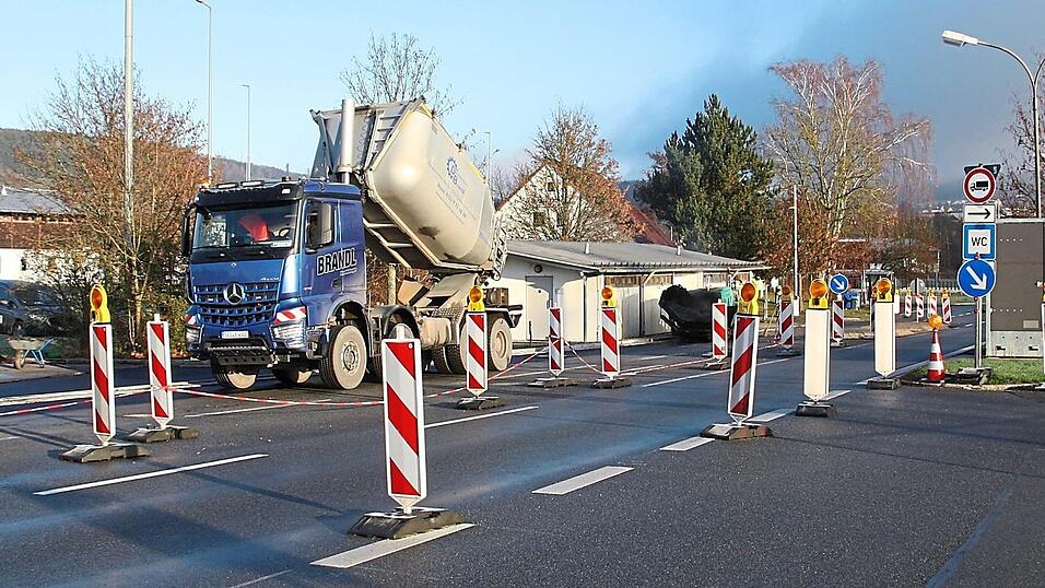 An der Baustelle direkt am Grenzübergang vorbei wird sowohl der Ein- (Mitte) als auch der Ausreiseverkehr (rechts) geleitet. An der Baustelle direkt am Grenzübergang vorbei wird sowohl der Ein- (Mitte) als auch der Ausreiseverkehr (rechts) geleitet.