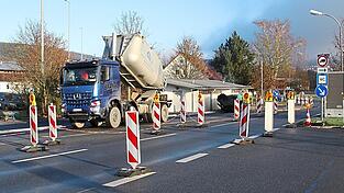 An der Baustelle direkt am Grenzübergang vorbei wird sowohl der Ein- (Mitte) als auch der Ausreiseverkehr (rechts) geleitet.