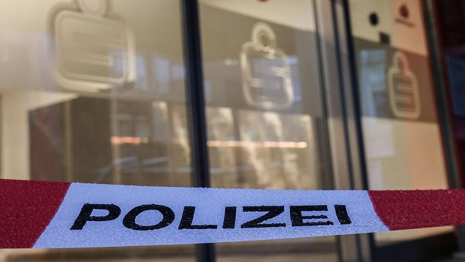 Ein Absperrband der Polizei h&auml;ngt vor der Filiale der Sparkasse, deren Schlie&szlig;f&auml;cher ausger&auml;umt wurden