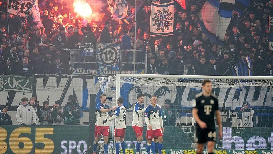 Gefeierter HSV-Mann Luka Vuskovic (l) nach seinem Tor zum 2:2. Gefeierter HSV-Mann Luka Vuskovic (l) nach seinem Tor zum 2:2.