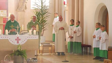 Vor dem Pfarrfest wurde ein Gottesdienst in Heilig Kreuz-Auffindung gefeiert.