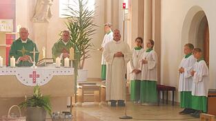 Vor dem Pfarrfest wurde ein Gottesdienst in Heilig Kreuz-Auffindung gefeiert. Vor dem Pfarrfest wurde ein Gottesdienst in Heilig Kreuz-Auffindung gefeiert.