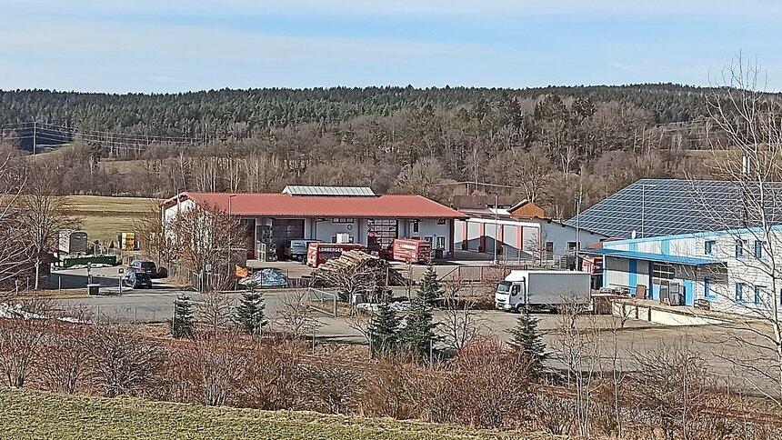 Nachdem er zuvor mit in den Bauhof integriert war, befindet sich der Wertstoff Grafenwiesen (links) seit Mitte 2000 im Gewerbegebiet 'Stockweiherwiesen'.