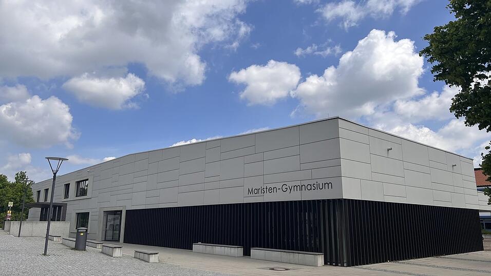 Der Lehrkr&auml;ftemangel trifft auch das Maristen-Gymnasium. Ihm will die Schulleitung mit mehreren Methoden begegnen.