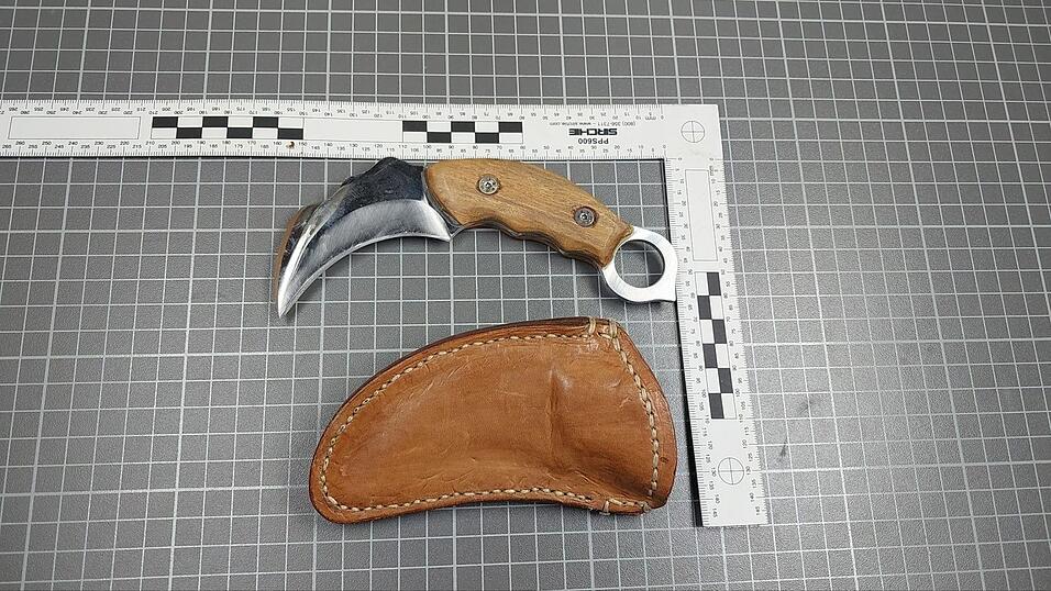 Auch eine Airsoft-Pistole, mehrere Messer und ein Pfefferspray förderten die Kontrollen zutage.