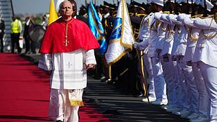 Der Papst bei seiner Ankunft in Luanda.