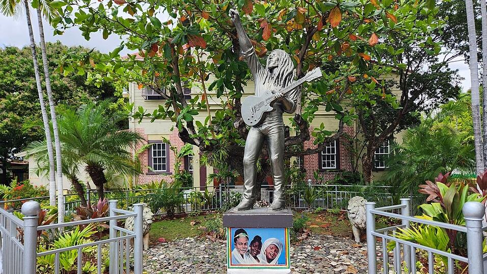 Eine Statue Bob Marleys steht vor seinem ehemaligen Haus auf Jamaika, das heute ein Museum ist. (Archivbild) Eine Statue Bob Marleys steht vor seinem ehemaligen Haus auf Jamaika, das heute ein Museum ist. (Archivbild)