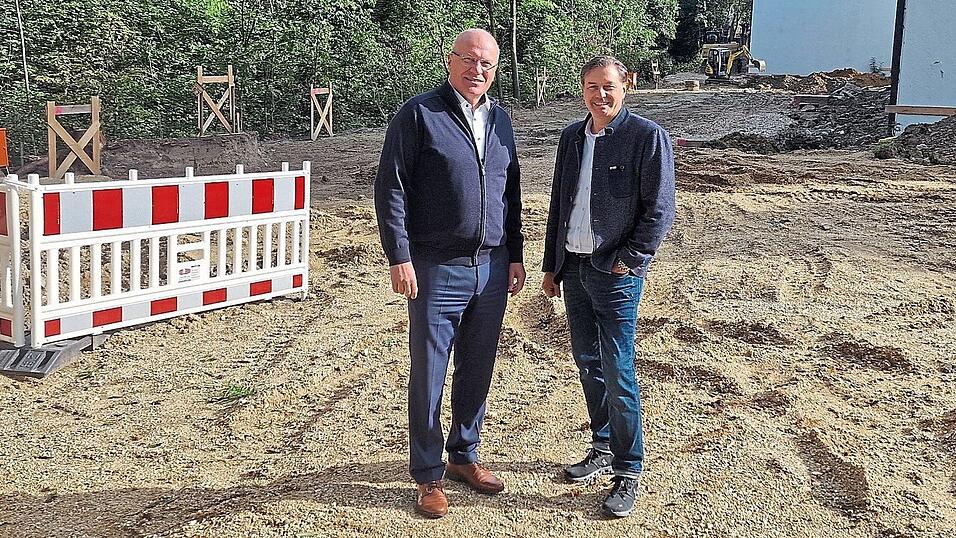 Bürgermeister Christian Kiendl (l.) und Rektor Josef Hoffmann auf der Baustelle. „Aktuell essen unsere Kinder noch auf den Gängen. Wenn wir in der neuen Mensa gemeinsam Platz haben, wird das ein riesiger Gewinn für unser Schulleben“, blickt Hoffmann voraus. Bürgermeister Christian Kiendl (l.) und Rektor Josef Hoffmann auf der Baustelle. „Aktuell essen unsere Kinder noch auf den Gängen. Wenn wir in der neuen Mensa gemeinsam Platz haben, wird das ein riesiger Gewinn für unser Schulleben“, blickt Hoffmann voraus.