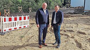 Bürgermeister Christian Kiendl (l.) und Rektor Josef Hoffmann auf der Baustelle. „Aktuell essen unsere Kinder noch auf den Gängen. Wenn wir in der neuen Mensa gemeinsam Platz haben, wird das ein riesiger Gewinn für unser Schulleben“, blickt Hoffmann voraus.