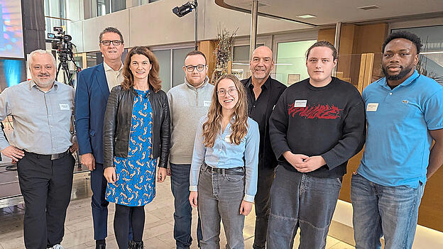 Landrätin Tanja Schweiger und Digital-Koordinator Harald Hillebrand (Zweiter und Dritte von links) mit einer Forschergruppe der OTH Regensburg, die im Landratsamt erforschten, wie man Verwaltungsmitarbeitern die Zusammenarbeit mit KI erleichtern kann. Landrätin Tanja Schweiger und Digital-Koordinator Harald Hillebrand (Zweiter und Dritte von links) mit einer Forschergruppe der OTH Regensburg, die im Landratsamt erforschten, wie man Verwaltungsmitarbeitern die Zusammenarbeit mit KI erleichtern kann.