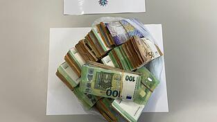 Die Beamten stellten die Geldscheine sicher.