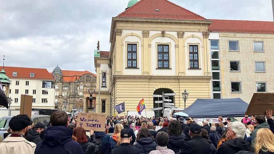 In Magdeburg gingen am Samstag rund 300 Menschen auf die Straße. In Magdeburg gingen am Samstag rund 300 Menschen auf die Straße.