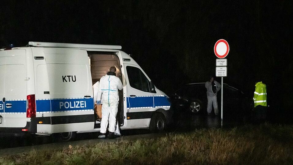 Polizisten im Einsatz an einem Waldgebiet in Dormagen. Dort war die Leiche des 14-J&auml;hrigen gefunden worden. (Archivbild)