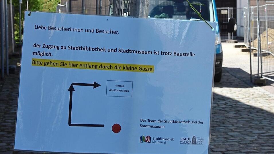 Trotz Baustelle ist die Stadtbibliothek weiterhin erreichbar.