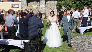 Anna-Maria Endres und Michael Adam heiraten im Beisein von Freunden und Familie. Anna-Maria Endres und Michael Adam heiraten im Beisein von Freunden und Familie.