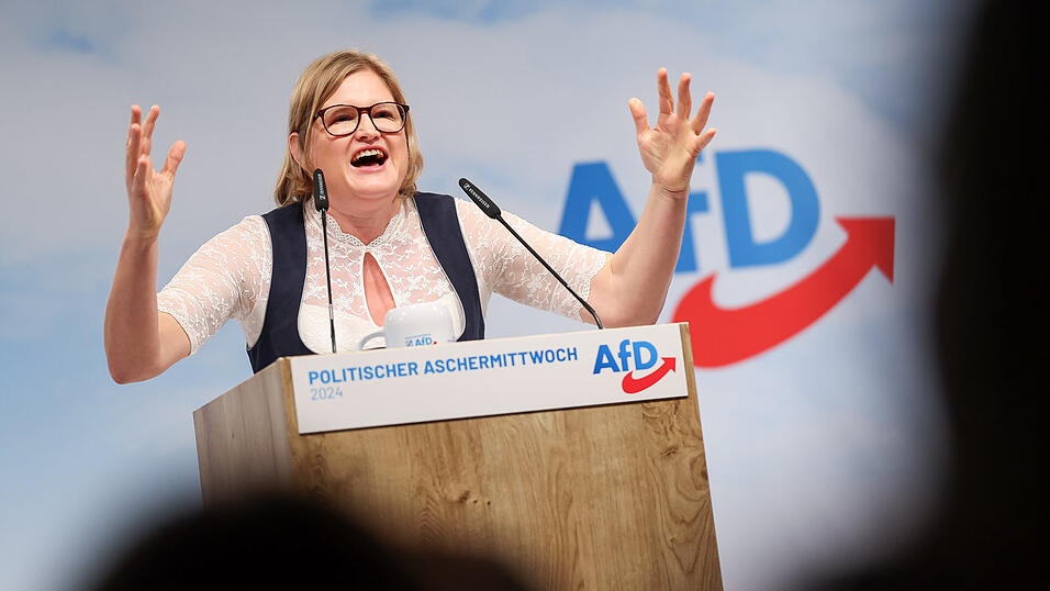 Katrin Ebner-Steiner, Fraktionsvorsitzende der AfD im bayerischen Bandtag, redet beim politischen Aschermittwoch der AfD.