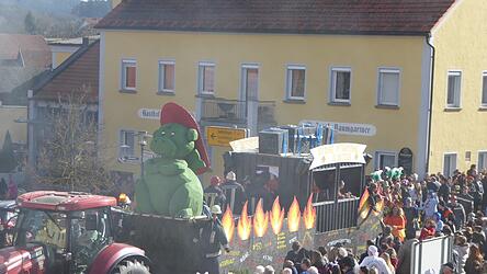 Der Schorndorfer Faschingszug lockte vergangenes Jahr zahlreiche Zuschauer an. Aus der Nachbargemeinde nahm die FFW Traitsching teil und machte Werbung f&uuml;r ihr Gr&uuml;ndungsfest. (Archivfoto)