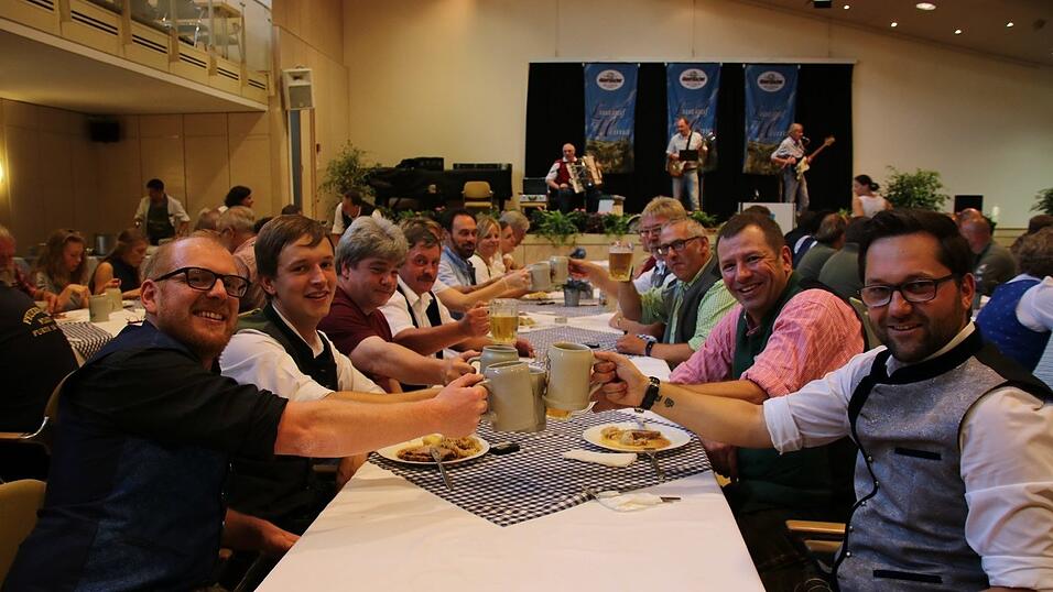 Sattelbogner Sandro Ziesler (links) und Sekretarius Sebastian Dietl (rechts) zusammen mit weiteren Akteuren.