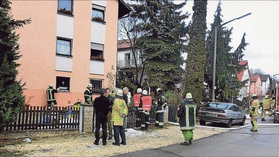 Polizei und Feuerwehr gestern Vormittag beim Einsatz in der Sudetenstraße. Beim Brand in diesem Wohnhaus sind insgesamt 77 Katzen durch den entstandenen Rauch erstickt. (Foto: ges) Polizei und Feuerwehr gestern Vormittag beim Einsatz in der Sudetenstraße. Beim Brand in diesem Wohnhaus sind insgesamt 77 Katzen durch den entstandenen Rauch erstickt. (Foto: ges)