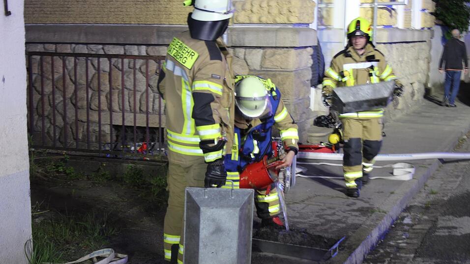Die Feuerwehr löscht die Glut. Die Feuerwehr löscht die Glut.
