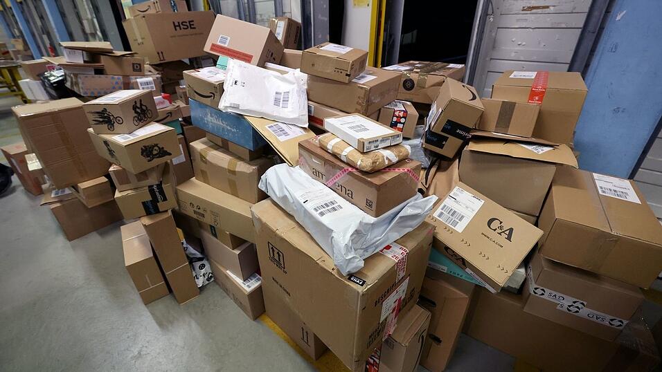 Verbraucher können Retouren in Postshops abgeben.