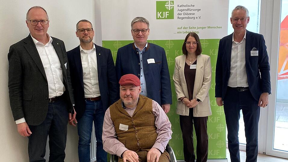 Sind &uuml;berzeugt vom AUW (v.l.): Johannes Magin von der KJF, Axel Weigert, Leiter Wohngemeinschaft St. Hildegard, Holger Kiesel, Behintertenbeauftragter der Bayerischen Staatsregierung, MdL Josef Zellmeier, Stefanie Oberm&uuml;ller, Leistungsnehmerin, und OB Markus Pannermayr.