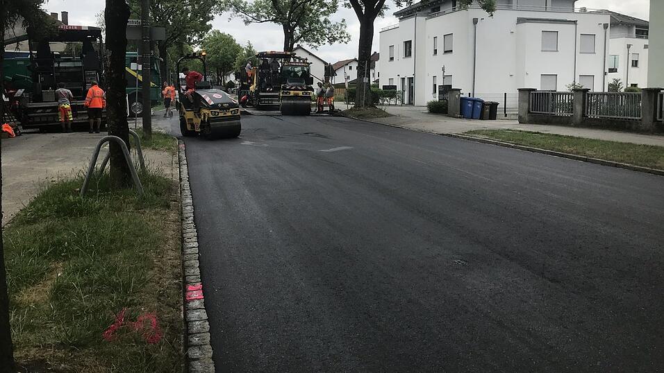 Der erste Abschnitt der Äußeren Passauer Straße zwischen Erlenstraße und Grasiger Weg ist bereits asphaltiert. Der erste Abschnitt der Äußeren Passauer Straße zwischen Erlenstraße und Grasiger Weg ist bereits asphaltiert.