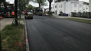 Der erste Abschnitt der &Auml;u&szlig;eren Passauer Stra&szlig;e zwischen Erlenstra&szlig;e und Grasiger Weg ist bereits asphaltiert.