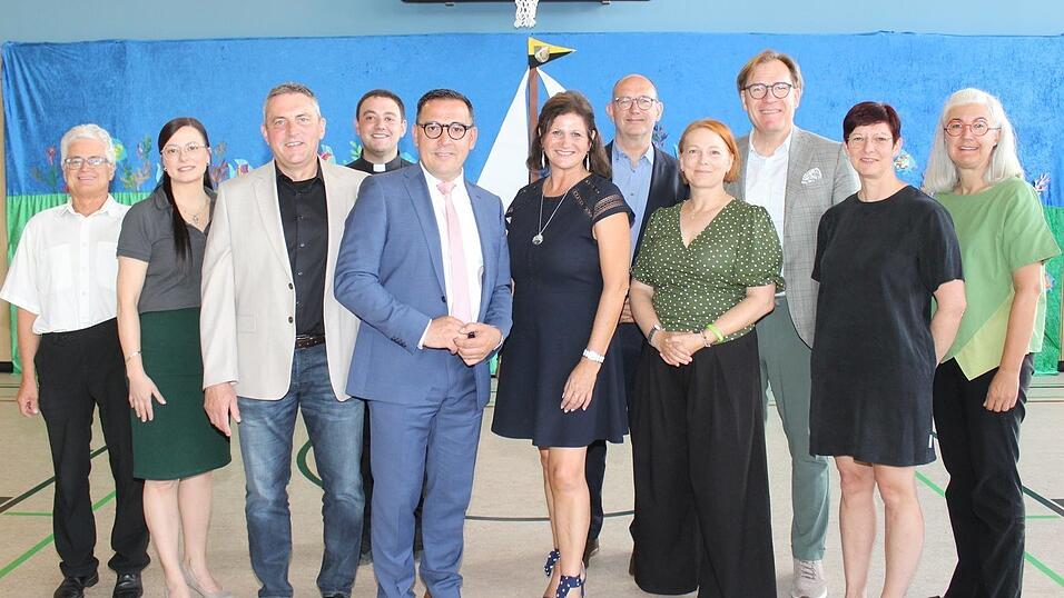 Pfarrer Robert Schön (v. l.) Nathalie Gerstl (LAC), Landrat Martin Koppmann, Pfarrer Michael Osterholzer, Bürgermeister Christoph Brunner, Rektorin Alexandra Seiler, Architekt Bernhard Asböck, MdL Mia Goller, Bezirkstagsvizepräsident Thomas Pröckl, Konrektorin Sonja Kast und Schulamtsdirektorin Ulrike Misdzol Pfarrer Robert Schön (v. l.) Nathalie Gerstl (LAC), Landrat Martin Koppmann, Pfarrer Michael Osterholzer, Bürgermeister Christoph Brunner, Rektorin Alexandra Seiler, Architekt Bernhard Asböck, MdL Mia Goller, Bezirkstagsvizepräsident Thomas Pröckl, Konrektorin Sonja Kast und Schulamtsdirektorin Ulrike Misdzol