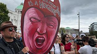 Zahlreiche Menschen protestieren gegen Donald Trump