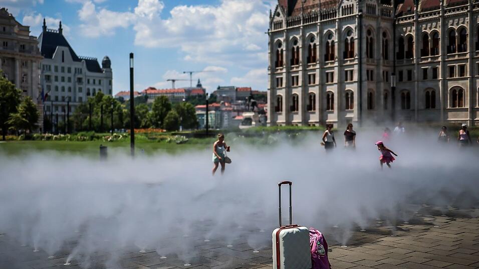K&uuml;hlung mit Spr&uuml;hnebel mitten in Budapest. (Archivbild)