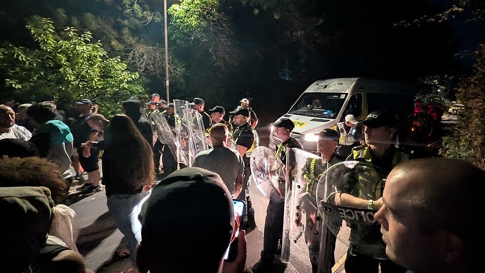 Hunderte rechte Demonstranten blockierten über Nacht Zufahrtswege zum Hafen in Portsmouth, um Bootsmigranten an der Einreise zu hindern. Hunderte rechte Demonstranten blockierten über Nacht Zufahrtswege zum Hafen in Portsmouth, um Bootsmigranten an der Einreise zu hindern.