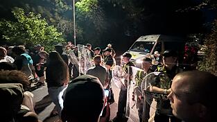 Hunderte rechte Demonstranten blockierten über Nacht Zufahrtswege zum Hafen in Portsmouth, um Bootsmigranten an der Einreise zu hindern. Hunderte rechte Demonstranten blockierten über Nacht Zufahrtswege zum Hafen in Portsmouth, um Bootsmigranten an der Einreise zu hindern.
