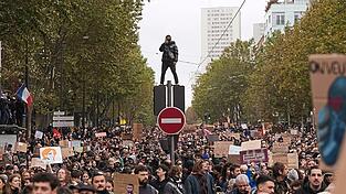 Demonstranten marschieren gegen steigende Lebenshaltungskosten in Paris. Laut der Gewerkschaft CGT waren am Wochenende 800.000 Menschen in Frankreich auf der Stra&szlig;e unterwegs, davon 250.000 in Paris.