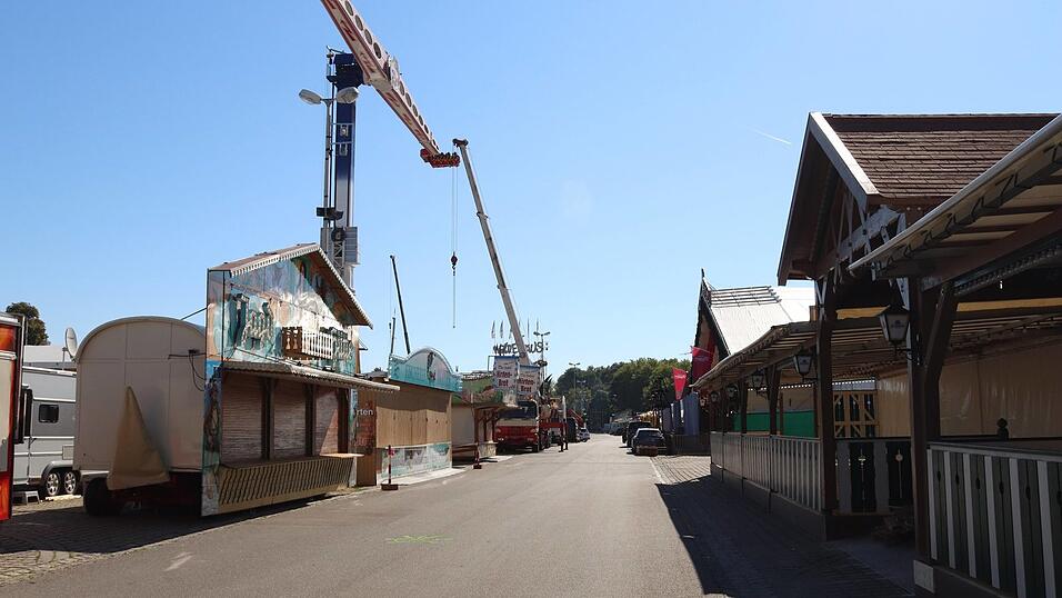 Acht Tage vor Beginn des Gäubodenvolksfestes laufen die Aufbauarbeiten am Festplatz Am Hagen auf Hochtouren. Acht Tage vor Beginn des Gäubodenvolksfestes laufen die Aufbauarbeiten am Festplatz Am Hagen auf Hochtouren.