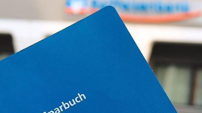 Mehrere tausend Kunden der Raiffeisenbank Falkenstein-W&ouml;rth besitzen noch ein Sparbuch.