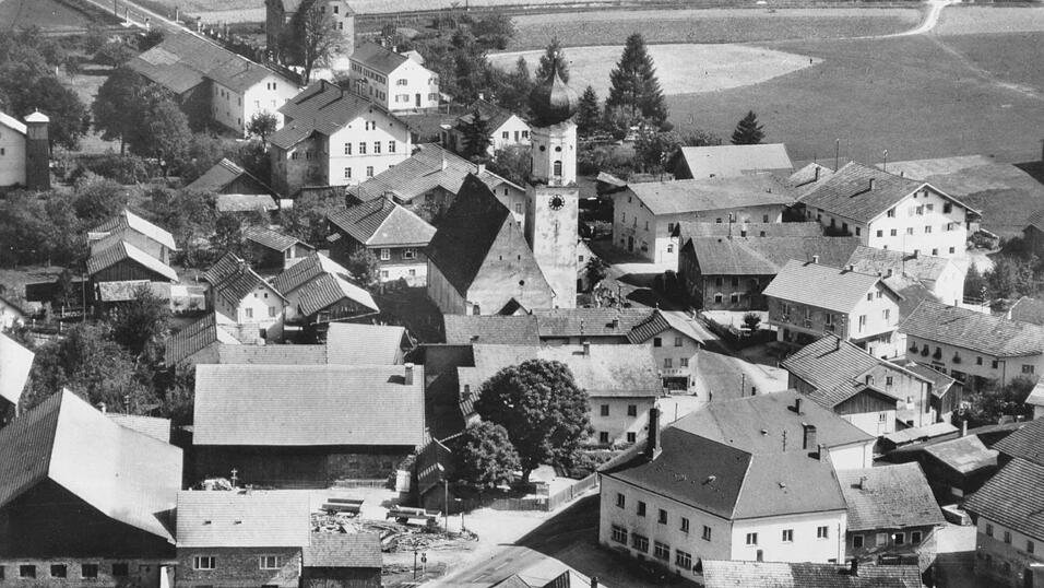 Miltachs Ortskern 1957: Viele Häuser sind inzwischen verschwunden. Miltachs Ortskern 1957: Viele Häuser sind inzwischen verschwunden.